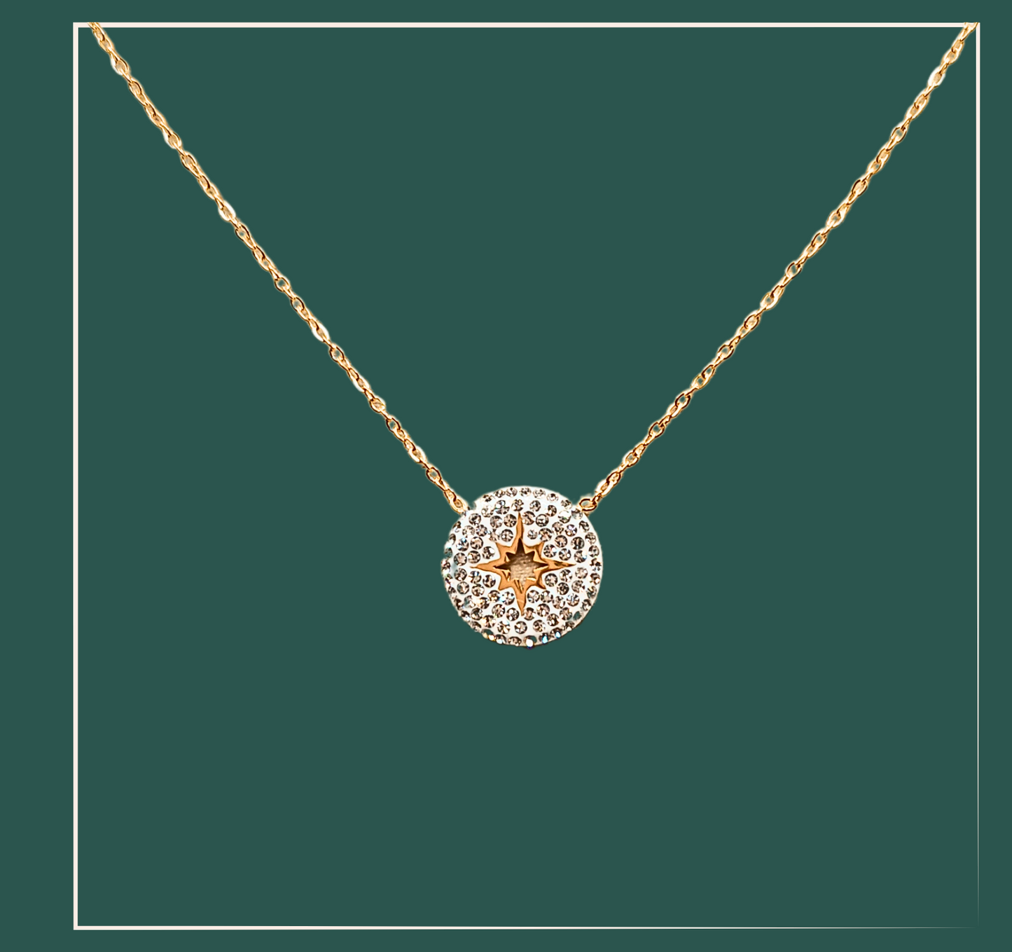 Collier Ellia - acier inoxydable Le collier Ellia est l'accessoire parfait pour ajouter une touche d'éclat à votre tenue. La médaille bombée ornée de strass et l'étoile au milieu lui donnent un look élégant et sophistiqué. Avec sa qualité de fabrication et ses finitions impeccables, ce collier est un must-have pour toutes les occasions.