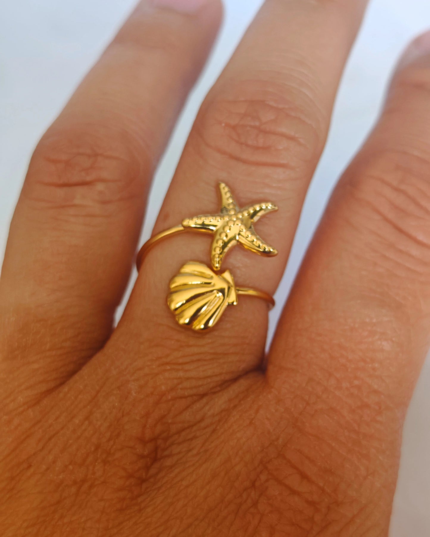 La bague Oceanne séduit par son style estival et tendance. Fabriquée en acier inoxydable de haute qualité, elle est waterproof, hypoallergénique et ne noircit pas, parfaite pour accompagner vos journées à la plage, vos soirées d’été ou votre quotidien.
Avec ses jolis motifs marins gravés, elle apporte une touche bohème et légère à votre look, que vous la portiez seule ou en accumulation avec d'autres bagues.