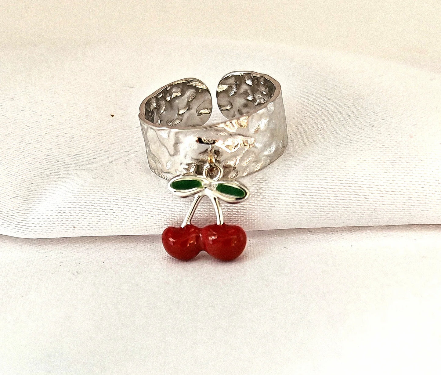 🍒 La touche fruitée qui habille vos mains
Fraîche, joyeuse, un brin rétro : une bague qui donne le sourire.
Craquez pour cette bague cerise réglable en acier inoxydable doré , aussi délicieuse qu'un fruit d'été. Son motif cerise émaillé rouge tient le regard avec tendresse et originalité, tout en restant chic et facile à porter au quotidien. Grâce à son design ajustable , elle convient à tous les doigts et s'adapte instantanément à votre main. Un bijou qui mêle charme, espionnage et solidité.
