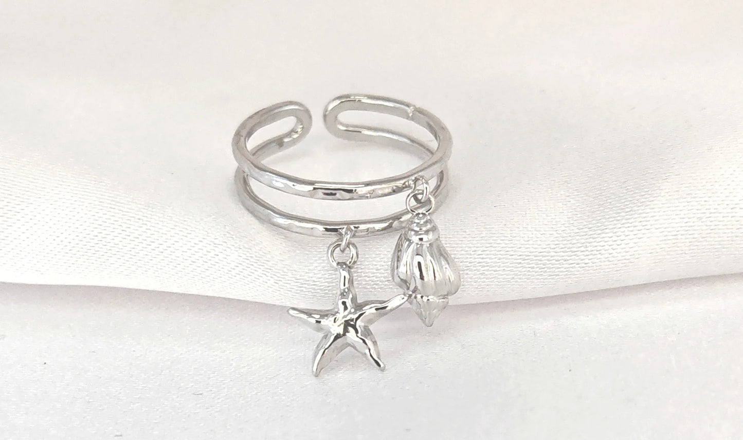 đ Un souffle marin Ă portĂ©e de main
Un bijou qui sent bon les vacances, le sable chaud et la liberté.
Cette bague coquillage Ă©toile de mer rĂ©glable est une invitation Ă lâĂ©vasion. Finement travaillĂ©e en acier inoxydable, elle sâorne de deux pampilles symboliques : un coquillage dĂ©licat et une Ă©toile de mer, vĂ©ritables porte-bonheur marins. LĂ©gĂšre, Ă©lĂ©gante et entiĂšrement ajustable, elle se glisse Ă nâimporte quel doigt pour une touche bohĂšme et estivale Ă votre look
