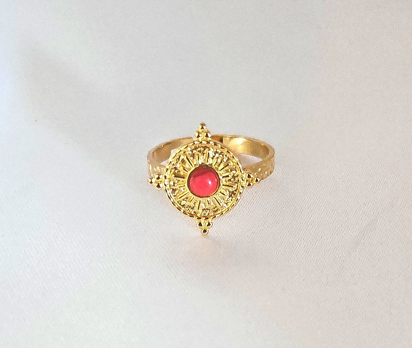 Cette bague dorée en acier inoxydable arbore une perle rouge intense au centre, posée comme une goutte de passion au creux d'un anneau fin. La forme arrondie et épurée de l'anneau apporte équilibre et douceur à ce bijou à la fois classique et original.
Grâce à sa taille ajustable , elle s'adapte parfaitement à votre doigt. Sa conception en acier inoxydable la rend résistante à l'eau , hypoallergénique , et idéale pour un usage quotidien.