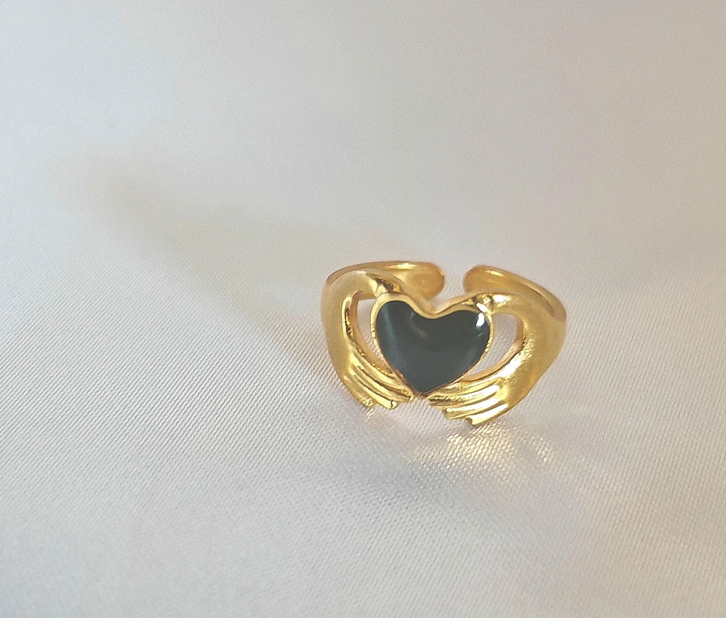 Cette bague délicate en acier inoxydable doré représente un cœur tendrement enlacé dans des bras stylisés, comme une caresse éternelle. Elle incarne l’amour, la tendresse et la protection — parfaite pour symboliser un lien précieux.
Avec sa forme ajustable, elle s’adapte à toutes les mains tout en conservant une finesse visuelle. Résistante à l’eau, hypoallergénique et conçue pour durer, elle vous accompagne au quotidien sans s'altérer.