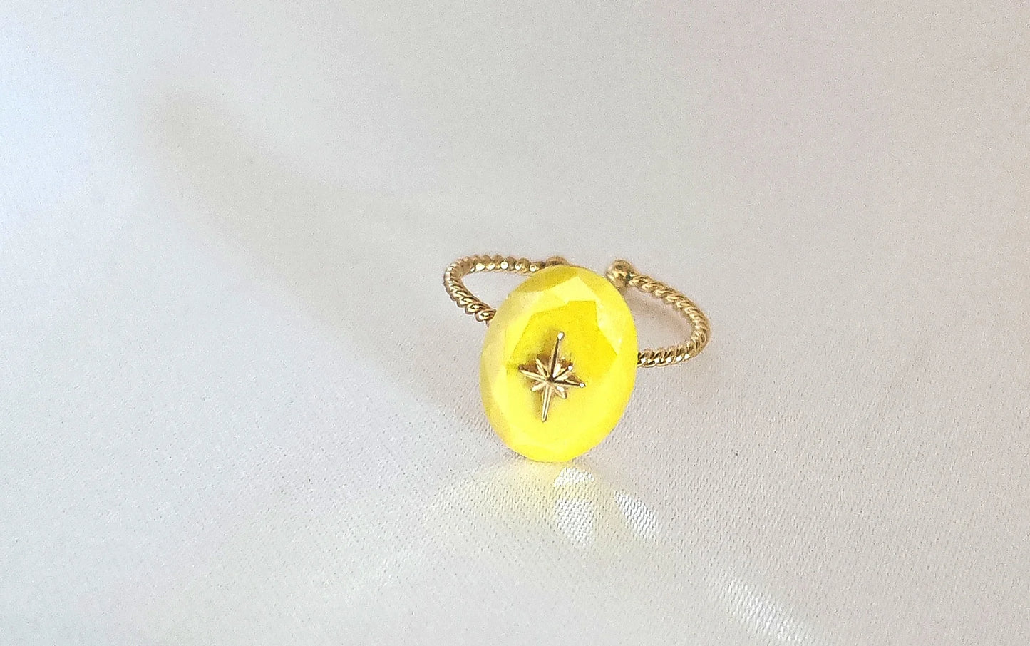 Un design audacieux et joyeux
Cette bague délicate est ornée d’une étoile jaune éclatante, montée sur une base en acier inoxydable doré. Son design à la fois minimaliste et expressif en fait un accessoire parfait pour ajouter une touche de fantaisie élégante à vos looks.
Ajustable, elle s’adapte à toutes les morphologies et s’associe parfaitement à d’autres bagues fines pour un effet superposé tendance.
Waterproof, résistante et hypoallergénique, elle vous accompagne sans souci au quotidien.