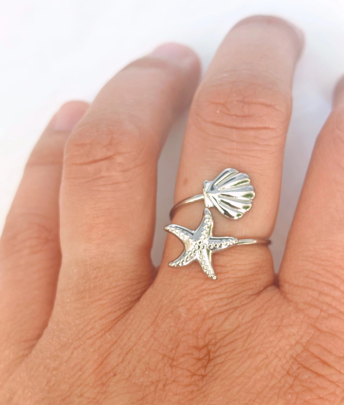 La bague Oceanne séduit par son style estival et tendance. Fabriquée en acier inoxydable de haute qualité, elle est waterproof, hypoallergénique et ne noircit pas, parfaite pour accompagner vos journées à la plage, vos soirées d’été ou votre quotidien.
Avec ses jolis motifs marins gravés, elle apporte une touche bohème et légère à votre look, que vous la portiez seule ou en accumulation avec d'autres bagues.