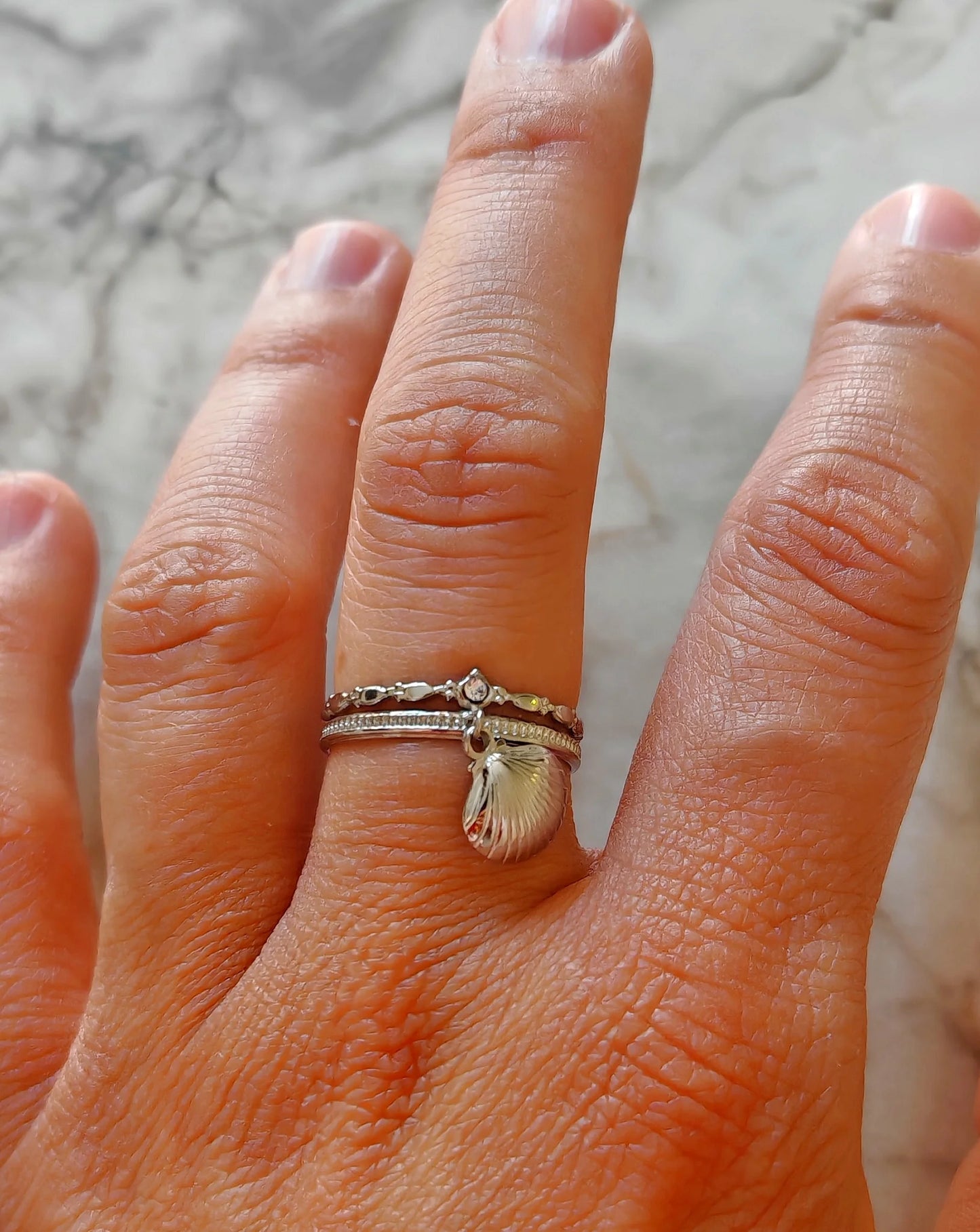 ne bague estivale aux pampilles coquillage et strass ✨
Embarquez pour un voyage au bord de mer avec notre bague coquillage à pampilles et strass, une pièce délicate et solaire qui capture toute la magie de l’été. Ses petites pampilles en forme de coquillage dansent au rythme de vos gestes, tandis que le strass scintillant capte la lumière pour une touche de brillance subtile.
Conçue en acier inoxydable, cette bague est waterproof, hypoallergénique et résistante à l’usure.