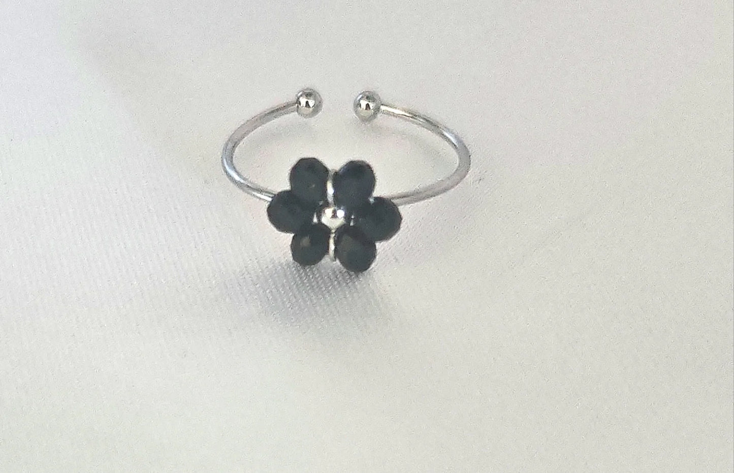 ✨ Un design féminin et raffiné
Cette bague couleur argent se distingue par une fleur délicatement formée de petites perles , qui lui confère un charme romantique et lumineux. Son anneau fin et sa brillance douce en font un bijou facile à porter au quotidien comme pour une occasion spéciale.
Réalisée en acier inoxydable argenté , elle est hypoallergénique , résistante à l'eau et ne noircit pas . Grâce à sa taille ajustable , elle s'adapte parfaitement à chaque doigt, sans compromis sur le confort.