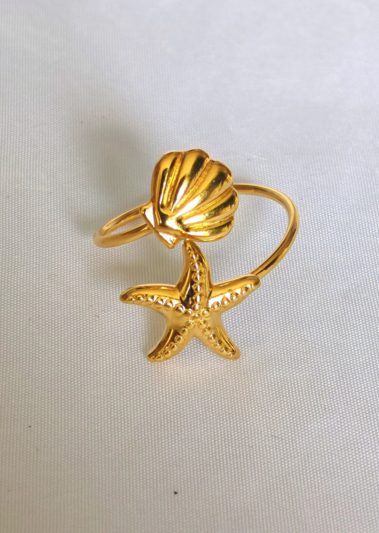La bague Oceanne séduit par son style estival et tendance. Fabriquée en acier inoxydable de haute qualité, elle est waterproof, hypoallergénique et ne noircit pas, parfaite pour accompagner vos journées à la plage, vos soirées d’été ou votre quotidien.
Avec ses jolis motifs marins gravés, elle apporte une touche bohème et légère à votre look, que vous la portiez seule ou en accumulation avec d'autres bagues.