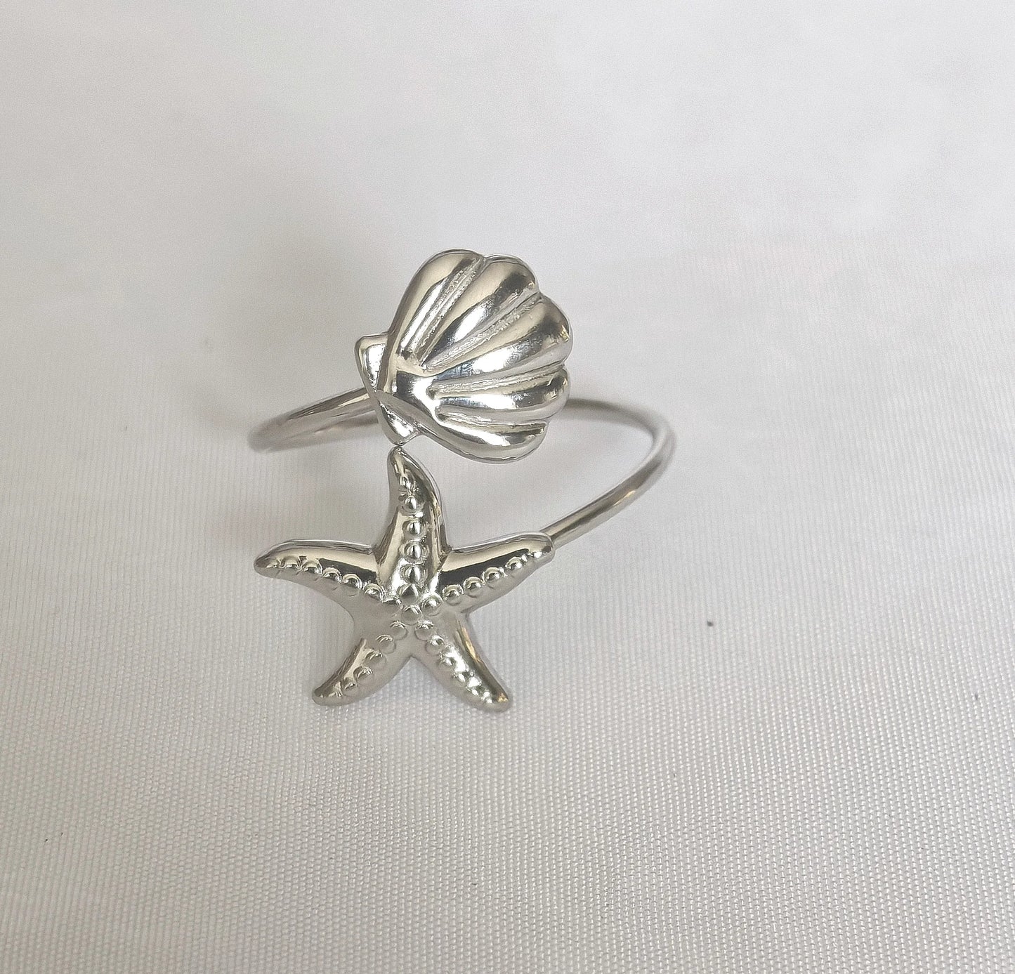 La bague Oceanne séduit par son style estival et tendance. Fabriquée en acier inoxydable de haute qualité, elle est waterproof, hypoallergénique et ne noircit pas, parfaite pour accompagner vos journées à la plage, vos soirées d’été ou votre quotidien.
Avec ses jolis motifs marins gravés, elle apporte une touche bohème et légère à votre look, que vous la portiez seule ou en accumulation avec d'autres bagues.