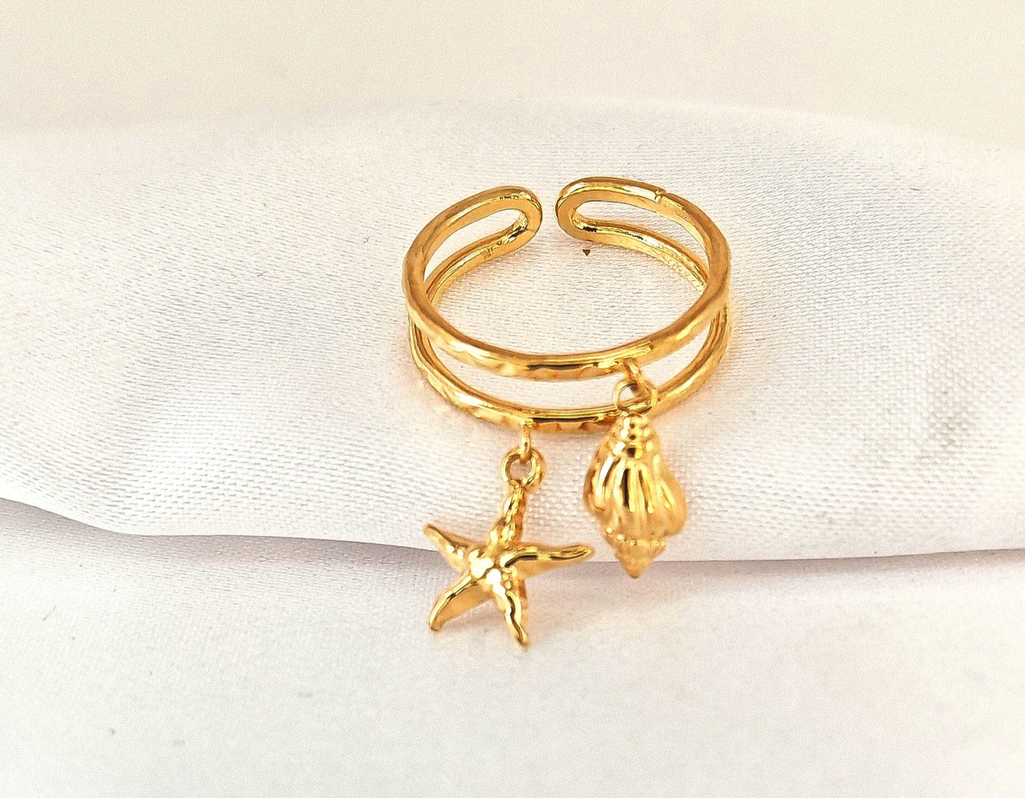 đ Un souffle marin Ă portĂ©e de main
Un bijou qui sent bon les vacances, le sable chaud et la liberté.
Cette bague coquillage Ă©toile de mer rĂ©glable est une invitation Ă lâĂ©vasion. Finement travaillĂ©e en acier inoxydable, elle sâorne de deux pampilles symboliques : un coquillage dĂ©licat et une Ă©toile de mer, vĂ©ritables porte-bonheur marins. LĂ©gĂšre, Ă©lĂ©gante et entiĂšrement ajustable, elle se glisse Ă nâimporte quel doigt pour une touche bohĂšme et estivale Ă votre look