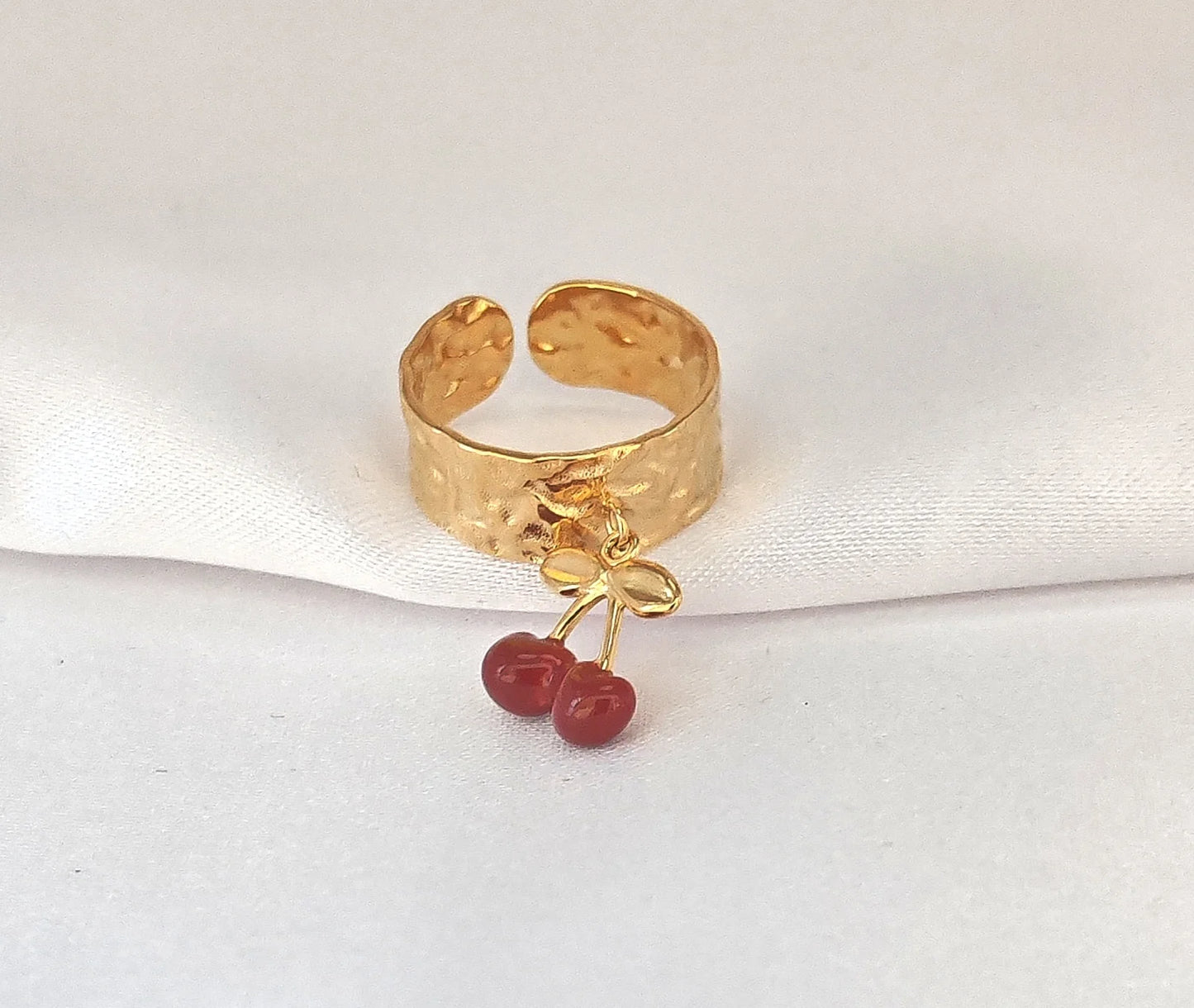 🍒 La touche fruitée qui habille vos mains
Fraîche, joyeuse, un brin rétro : une bague qui donne le sourire.
Craquez pour cette bague cerise réglable en acier inoxydable doré, aussi délicieuse qu’un fruit d’été. Son motif cerise émaillé rouge attire le regard avec tendresse et originalité, tout en restant chic et facile à porter au quotidien. Grâce à son design ajustable, elle convient à tous les doigts et s’adapte confortablement à votre main. Un bijou qui mêle charme, espièglerie et solidité.