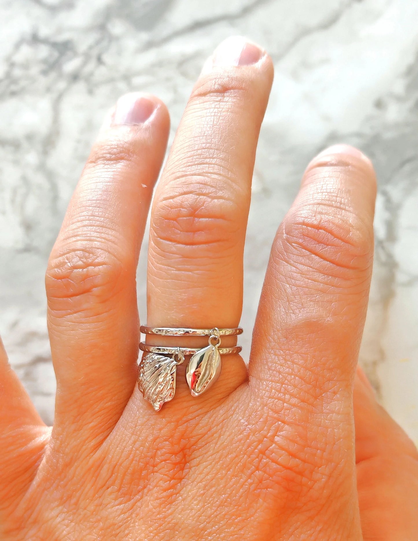 đ Un souffle d'Ă©vasion au creux de la main
Comme un trĂ©sor trouvĂ© au bord de l'eau, cette bague vous murmure des rĂȘves d'ailleursâŠ
Cette bague ajustable femme coquillage est une invitation au voyage. Avec son motif coquillage finement travaillĂ© et sa structure en acier inoxydable , elle allie le style bohĂšme et durabilitĂ©. LĂ©gĂšre et ajustable, elle Ă©pouse dĂ©licatement la forme de votre doigt pour un confort absolu â sans compromis sur l'Ă©lĂ©gance.