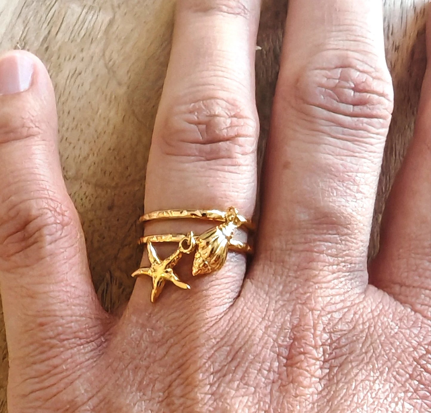 đ Un souffle marin Ă portĂ©e de main
Un bijou qui sent bon les vacances, le sable chaud et la liberté.
Cette bague coquillage Ă©toile de mer rĂ©glable est une invitation Ă lâĂ©vasion. Finement travaillĂ©e en acier inoxydable, elle sâorne de deux pampilles symboliques : un coquillage dĂ©licat et une Ă©toile de mer, vĂ©ritables porte-bonheur marins. LĂ©gĂšre, Ă©lĂ©gante et entiĂšrement ajustable, elle se glisse Ă nâimporte quel doigt pour une touche bohĂšme et estivale Ă votre look