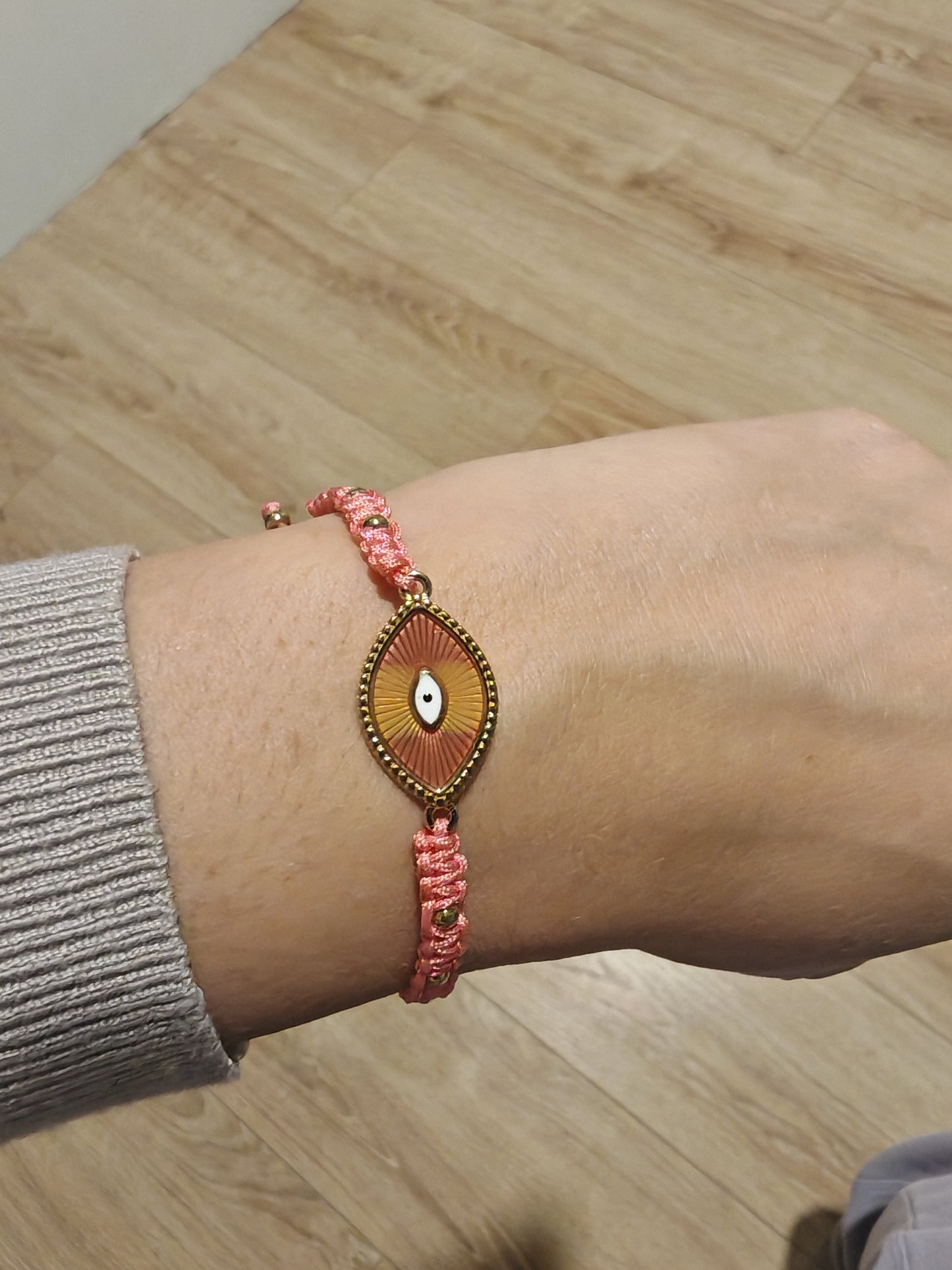 Bracelet acier inoxydable oeil - acier inoxydable Ce bracelet œil tressé en acier inoxydable s'adapte à tous les poignets pour un look élégant et intemporel. Fabriqué avec des matériaux de qualité supérieure, il est à la fois durable et résistant. Ajoutez une touche unique à votre style avec ce bracelet tendance qui symbolise la protection et la chance.