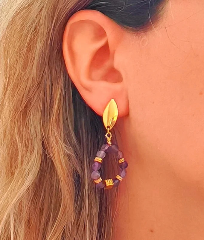 Les boucles Anne sont composées d’un anneau en acier inoxydable doré orné d’une perle imitation améthyste qui capte la lumière avec élégance. Parfaites pour accessoiriser une tenue de tous les jours ou pour sublimer un look plus habillé.
Grâce à leur fabrication en acier inoxydable, ces boucles sont waterproof, hypoallergéniques et ne noircissent pas, ce qui les rend idéales pour un port quotidien en toute confiance.