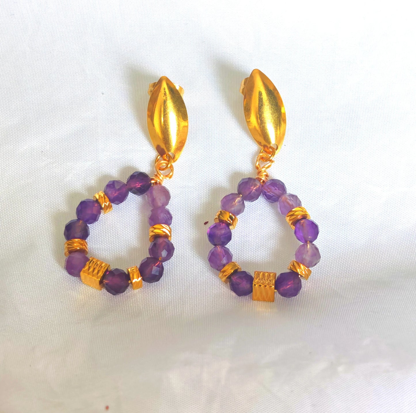Les boucles Anne sont composées d’un anneau en acier inoxydable doré orné d’une perle imitation améthyste qui capte la lumière avec élégance. Parfaites pour accessoiriser une tenue de tous les jours ou pour sublimer un look plus habillé.
Grâce à leur fabrication en acier inoxydable, ces boucles sont waterproof, hypoallergéniques et ne noircissent pas, ce qui les rend idéales pour un port quotidien en toute confiance.