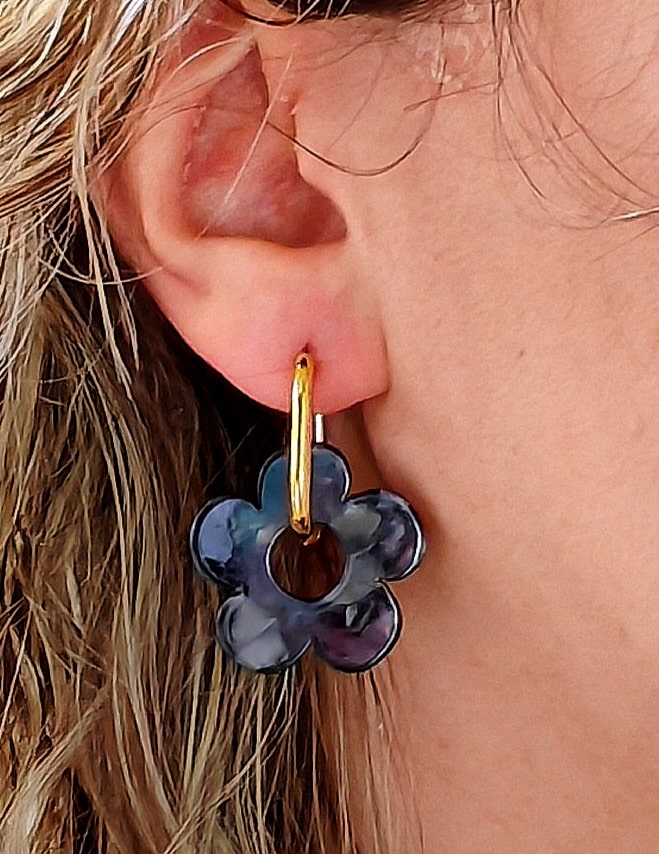 Boucle d'oreille acier inoxydable Julia - acier inoxydable Boucles d'oreilles pendantes en acier inoxydable, avec un design fleuri élégant. Grâce à leurs crochets anti-allergiques, elles offrent confort et style, idéales pour les peaux sensibles
