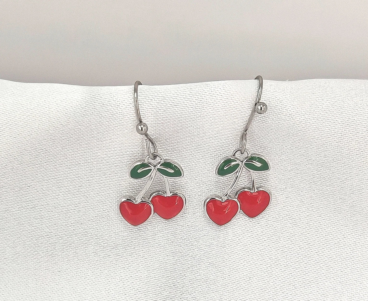 đ Un brin rĂ©tro, une touche pop, un bijou qui pĂ©tille
Des boucles dâoreilles qui ne passent pas inaperçues â fraĂźches, fruitĂ©es, fĂ©minines.
Ces boucles dâoreilles cerise pendantes sont la dĂ©finition mĂȘme du bijou ludique et stylĂ©. InspirĂ©es des annĂ©es 60 avec une touche contemporaine, elles arborent deux jolies cerises rouges Ă©maillĂ©es suspendues Ă de fines tiges dorĂ©es en acier inoxydable. Ultra lĂ©gĂšres et confortables, elles oscillent dĂ©licatement Ă chaque mouvement, ajoutant une note gourmande, audaci