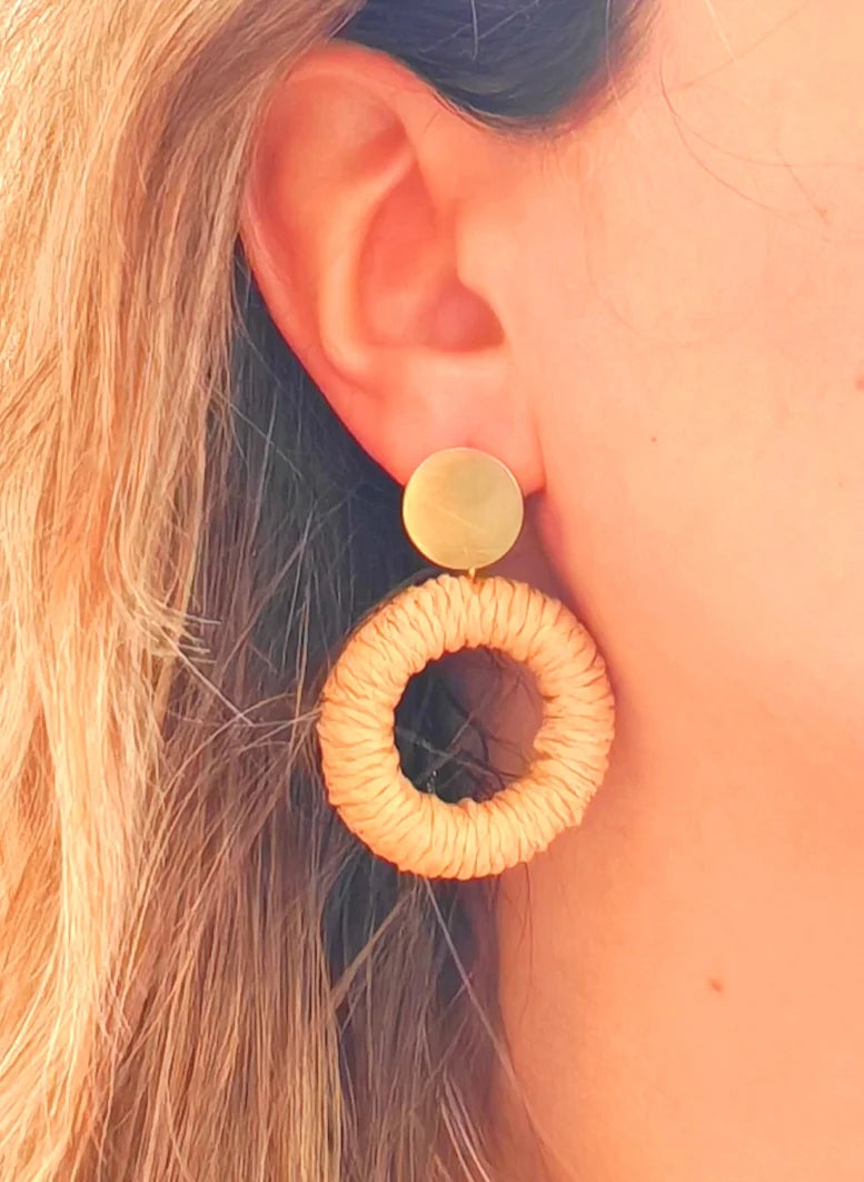 Avec leur structure en acier inoxydable et leur cercle habillé de détails façon paille tressée, les boucles Elisa offrent un look unique et texturé. Elles sont waterproof, hypoallergéniques et ne noircissent pas, vous garantissant un bijou qui vous accompagnera longtemps, au quotidien comme en vacances.
Leur format moyen les rend idéales pour sublimer un chignon bas, des cheveux détachés ou une coiffure estivale.