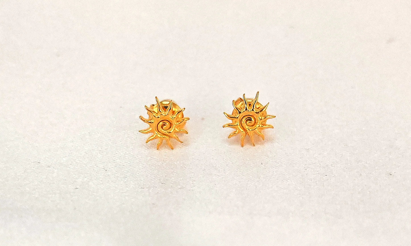 ☀️ Une touche solaire à fleur d’oreille
Lumineuses, chaleureuses et pleines d’énergie positive : des boucles qui font rayonner.
Ces boucles d’oreilles en forme de soleil, non pendantes, sont la promesse d’un éclat subtil et affirmé. Leur design solaire apporte chaleur et lumière à votre visage, tout en restant discrètes et confortables à porter. Confectionnées en acier inoxydable, elles résistent à l’eau, ne ternissent pas, et conviennent aux peaux les plus sensibles. Le choix parfait pour illuminer vos jo