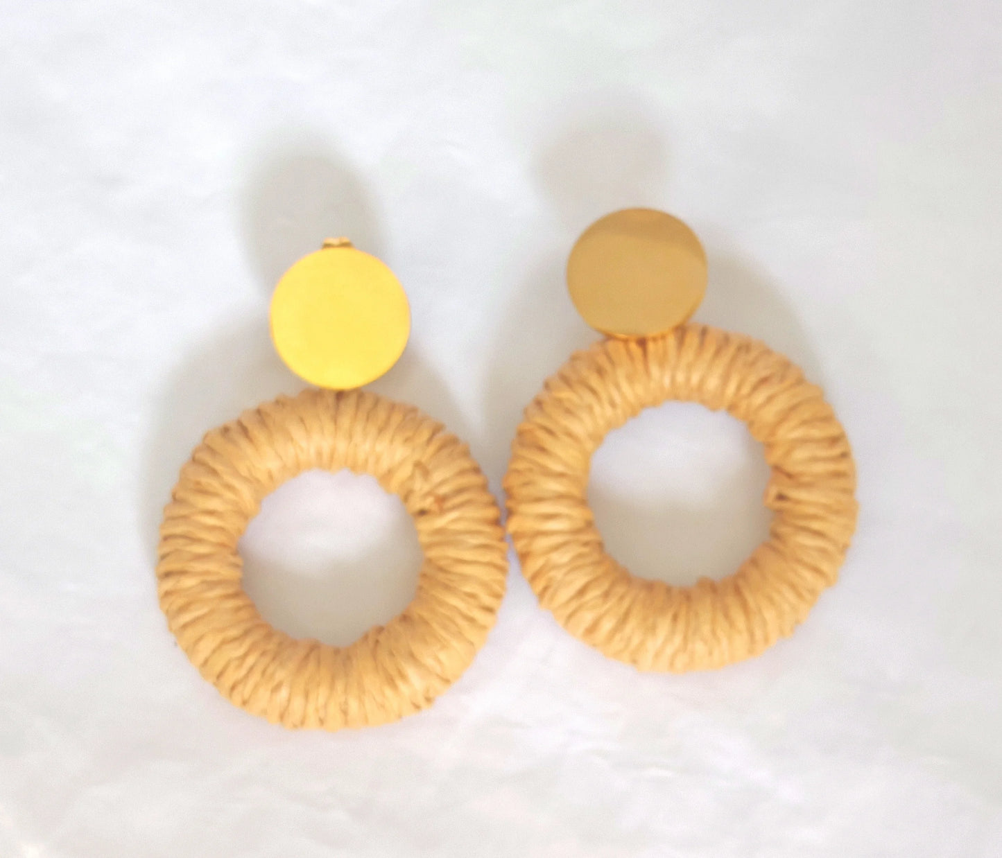 Avec leur structure en acier inoxydable et leur cercle habillé de détails façon paille tressée, les boucles Elisa offrent un look unique et texturé. Elles sont waterproof, hypoallergéniques et ne noircissent pas, vous garantissant un bijou qui vous accompagnera longtemps, au quotidien comme en vacances.
Leur format moyen les rend idéales pour sublimer un chignon bas, des cheveux détachés ou une coiffure estivale.