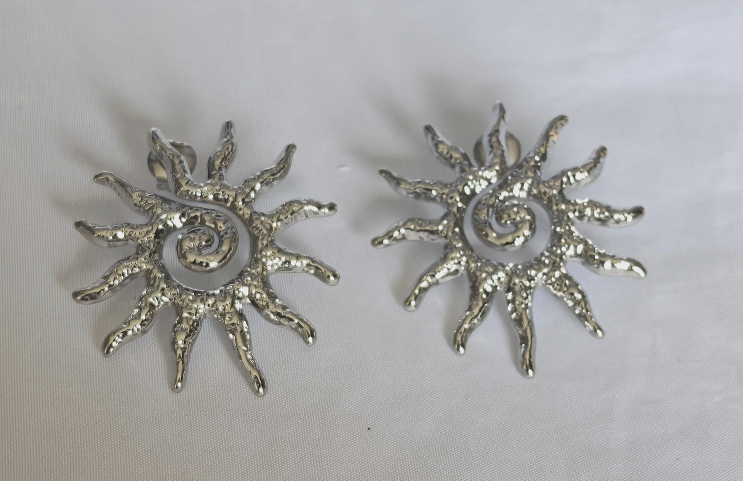 Les boucles Helios se distinguent par leur forme éclatante, inspirée des rayons du soleil. Fabriquées en acier inoxydable de haute qualité, elles sont waterproof, ne noircissent pas et résistent à la vie quotidienne sans perdre leur éclat.
Que vous les portiez seules pour un look chic minimaliste ou en accumulation avec d’autres bijoux, elles illumineront instantanément votre visage.