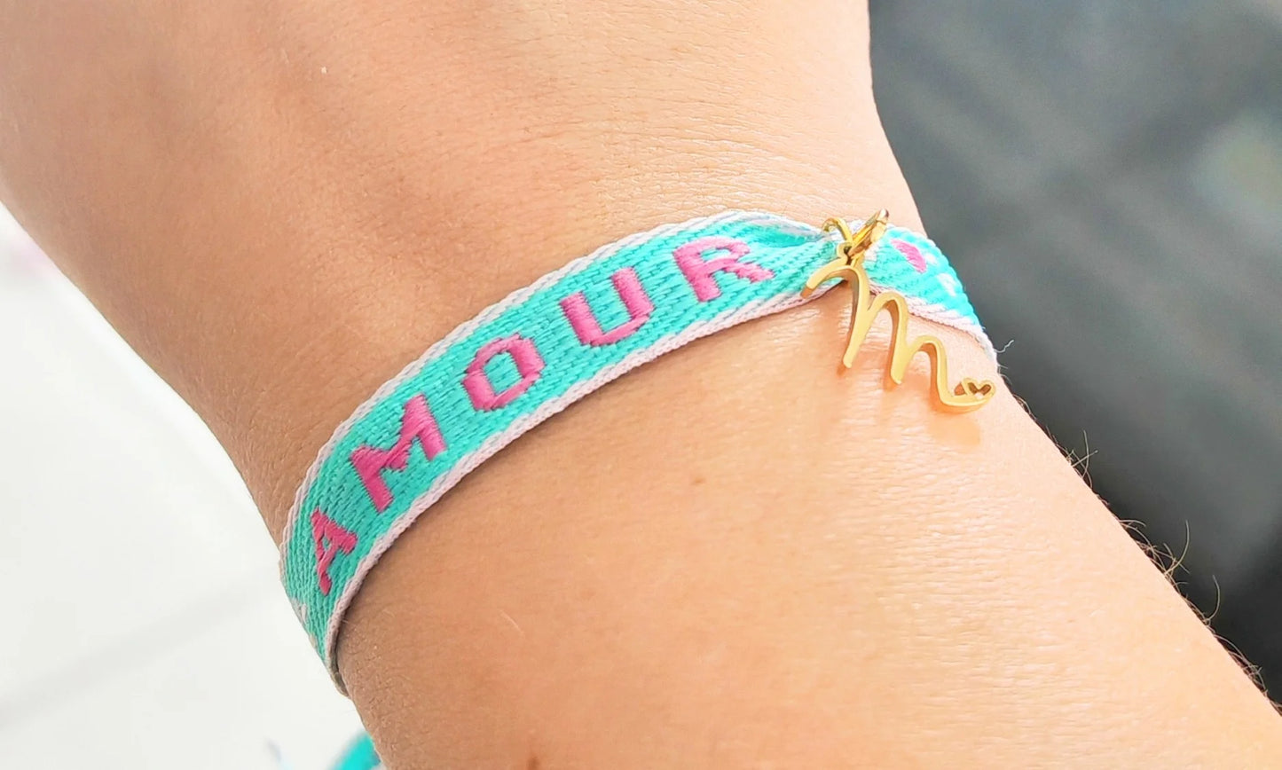 ✨ Créez un bijou à votre image
Un bracelet qui parle de vous, de vos souvenirs, de vos liens les plus précieux.
Ce bracelet tissu à personnaliser est bien plus qu’un simple accessoire — c’est une pièce unique que vous créez selon vos envies. Choisissez votre mot, votre tissu, vos pampilles (coeur, étoile, initiale, symbole…) et laissez parler votre cœur. Chaque bracelet est tissé à la main, avec soin et délicatesse, pour refléter pleinement votre personnalité ou celle de la personne à qui vous l’offrez.