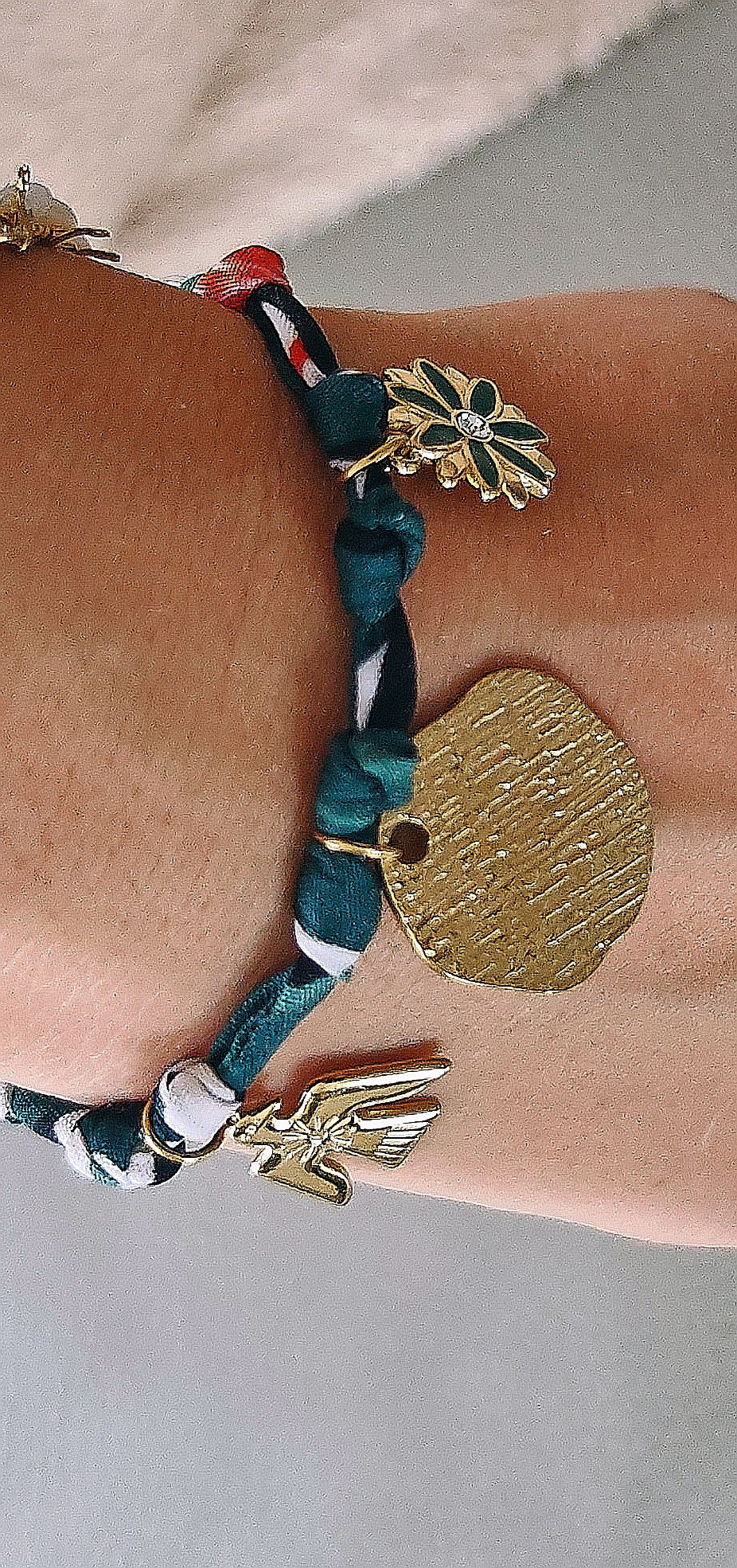 Bracelet acier inoxydable Emilie - acier inoxydable Apportez une touche de douceur à votre style avec le Bracelet Émilie en tissu tendre . Les pampilles en acier inoxydable hypoallergénique ajoutent une touche de brillance et conviennent aux peaux sensibles .