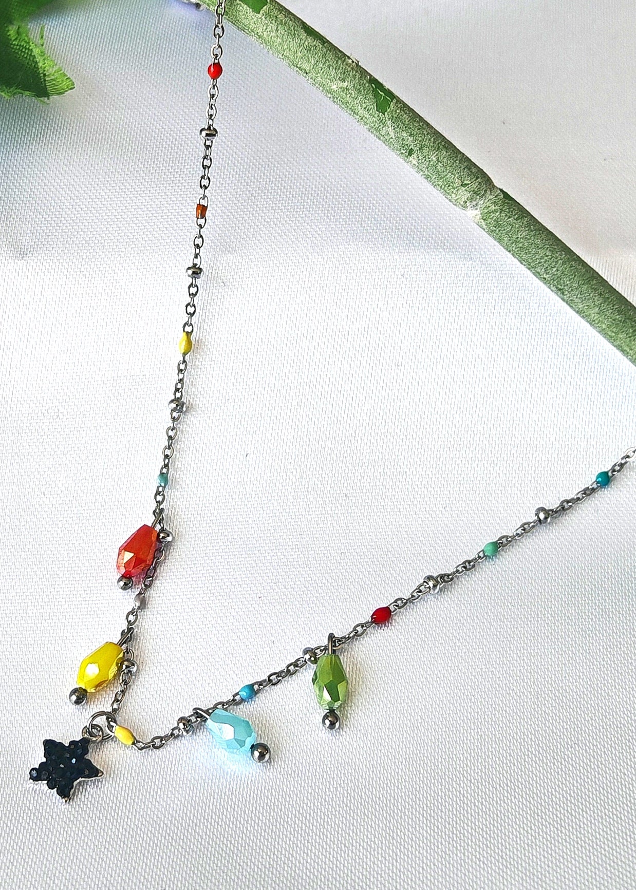 Bracelet chaîne de cheville Stella - acier inoxydable Découvrez notre bracelet chaîne de cheville en argent avec une jolie pampille étoile et d'autres couleurs variées. Parfait pour un look fantaisie et tendance cette saison. Conçu avec soin et expertise pour compléter votre style avec élégance. Idéal pour toutes les occasions.