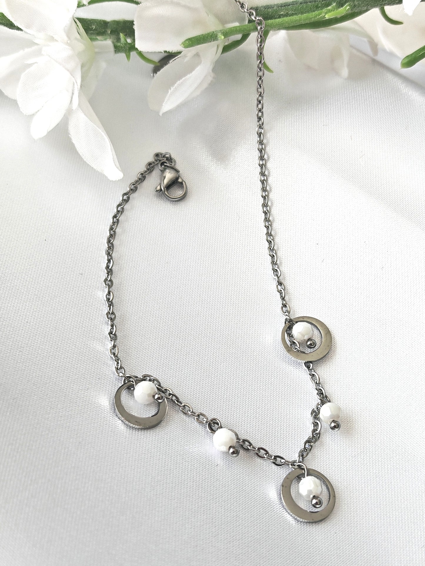 Bracelet de cheville acier inoxydable Blanca - acier inoxydable Fabriqué en acier inoxydable de qualité supérieure, ce bracelet de cheville brillant comporte des pampilles perles blanches. Léger et durable, il ajoutera une touche élégante et féminine à toute tenue. Parfait pour les occasions spéciales ou pour le quotidien.