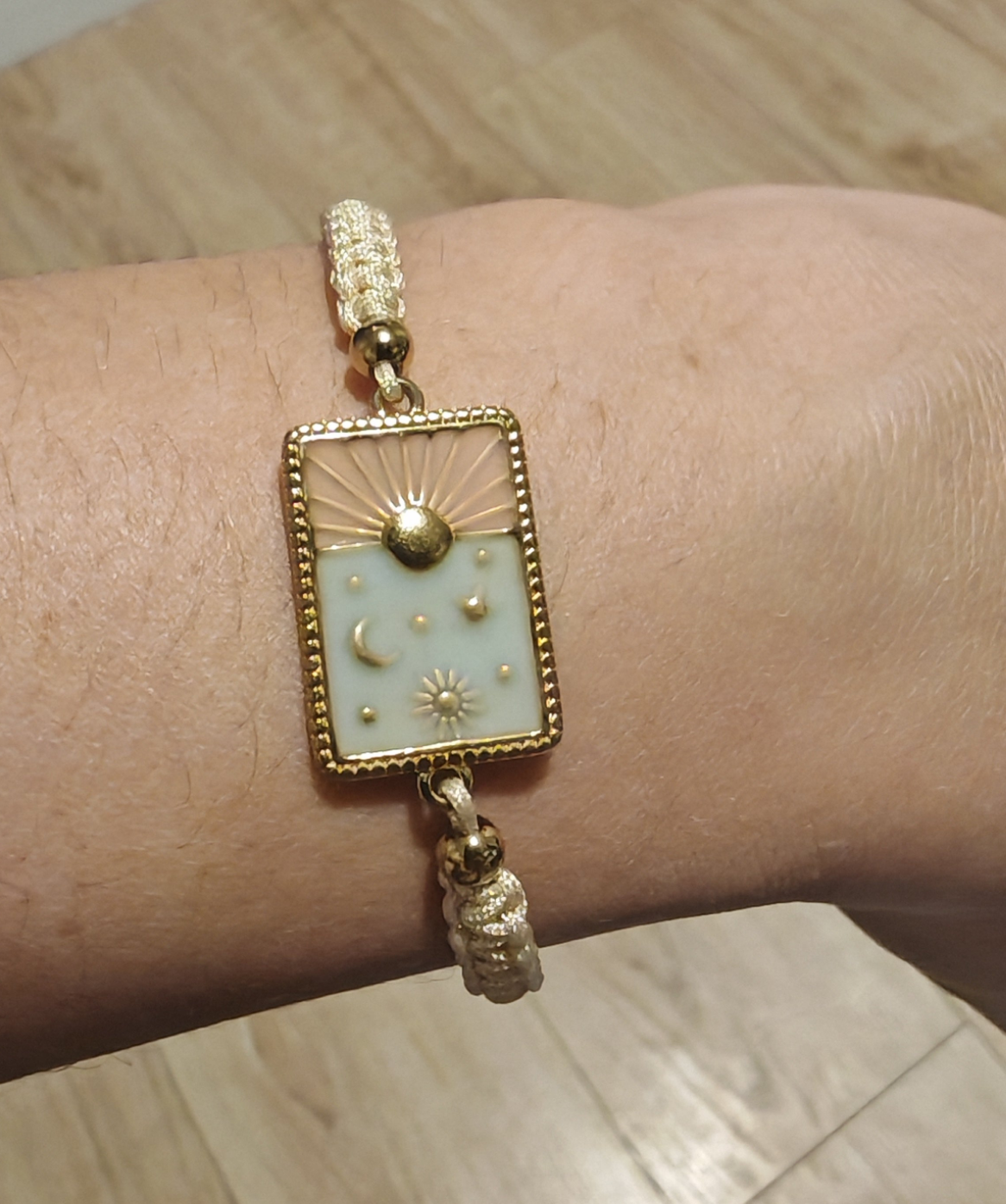 Bracelet acier inoxydable Anastasia - acier inoxydable Bracelet en acier doré avec un médaillon représentant un coucher de soleil, tressé pour une adaptation à toute morphologie. Parfait pour ajouter une touche de style à votre tenue. Sans vous ruiner, retrouvez ce bracelet femme acier pas cher.