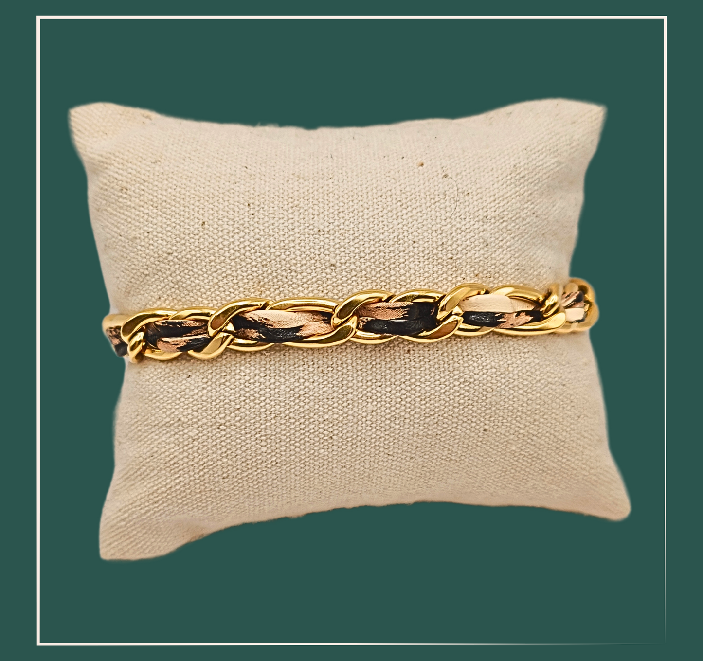 Bracelet acier inoxydable motif léopard - acier inoxydable Ce bracelet en acier inoxydable est un accessoire incontournable pour tout amateur de mode. Avec son motif léopard élégant et moderne, il apporte une touche de style à n'importe quelle tenue. Solide et résistant, il est fait pour durer et ajoutera une touche de caractère à votre look.