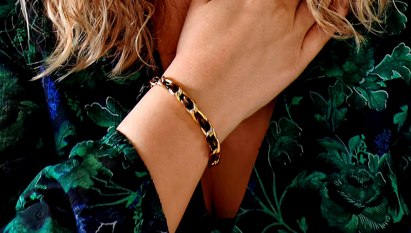 Bracelet acier inoxydable motif léopard - acier inoxydable Ce bracelet en acier inoxydable est un accessoire incontournable pour tout amateur de mode. Avec son motif léopard élégant et moderne, il apporte une touche de style à n'importe quelle tenue. Solide et résistant, il est fait pour durer et ajoutera une touche de caractère à votre look.