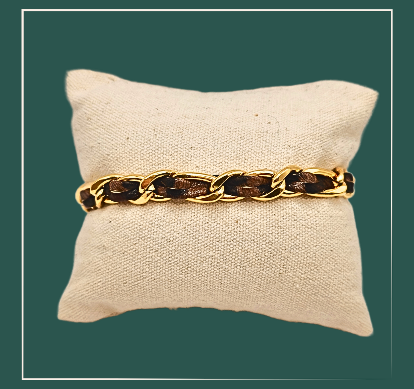Bracelet acier inoxydable motif léopard - acier inoxydable Ce bracelet en acier inoxydable est un accessoire incontournable pour tout amateur de mode. Avec son motif léopard élégant et moderne, il apporte une touche de style à n'importe quelle tenue. Solide et résistant, il est fait pour durer et ajoutera une touche de caractère à votre look.