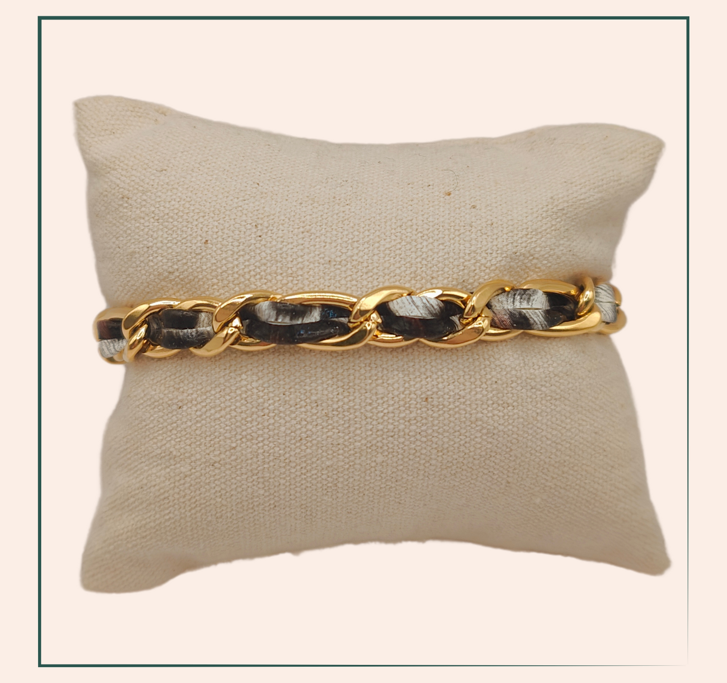 Bracelet acier inoxydable motif léopard - acier inoxydable Ce bracelet en acier inoxydable est un accessoire incontournable pour tout amateur de mode. Avec son motif léopard élégant et moderne, il apporte une touche de style à n'importe quelle tenue. Solide et résistant, il est fait pour durer et ajoutera une touche de caractère à votre look.
