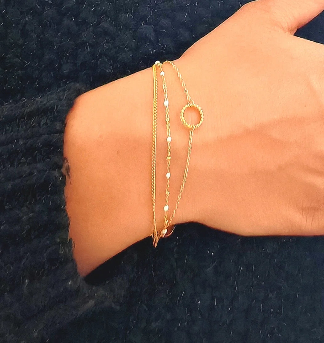 Le bracelet Amelie se compose de trois chaînes assorties :
Une chaîne fine et classique
Une chaîne perlée élégante
Une chaîne ornée d’un cercle délicat, symbole d’harmonie et d’éternité
Fabriqué en acier inoxydable de haute qualité, il est waterproof, hypoallergénique et ne noircit pas. Léger et confortable, ce bracelet sublimera vos poignets en toute simplicité