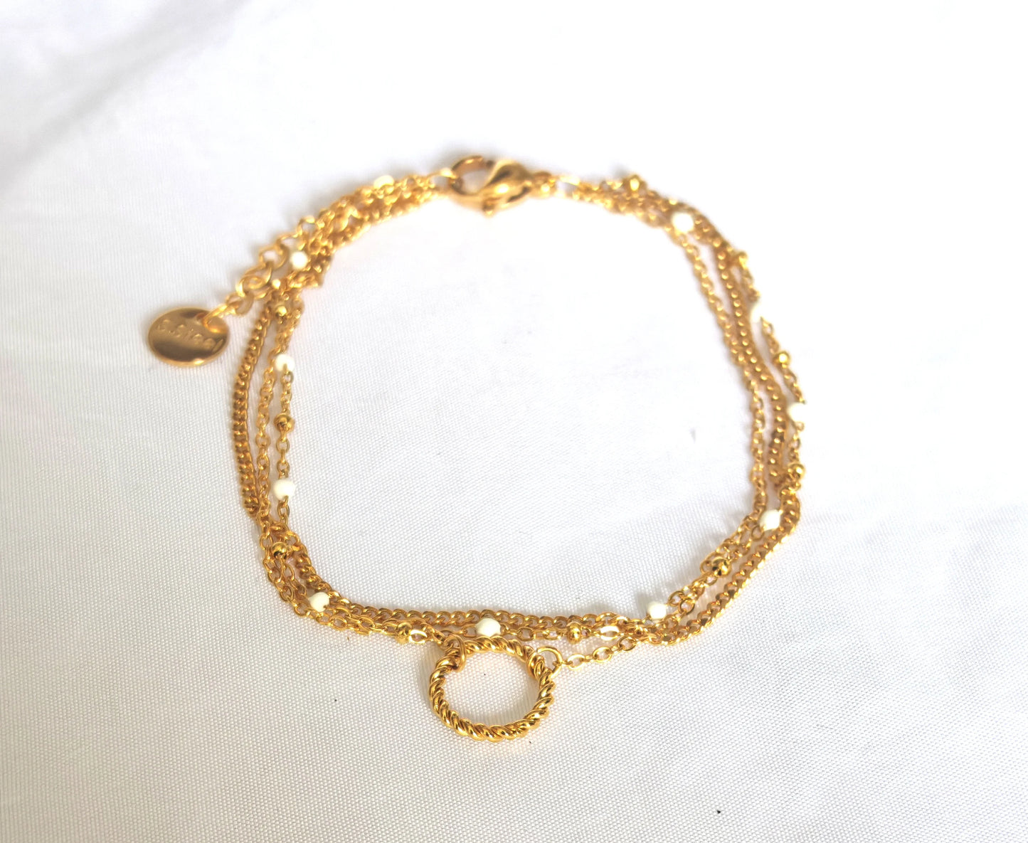 Le bracelet Amelie se compose de trois chaînes assorties :
Une chaîne fine et classique
Une chaîne perlée élégante
Une chaîne ornée d’un cercle délicat, symbole d’harmonie et d’éternité
Fabriqué en acier inoxydable de haute qualité, il est waterproof, hypoallergénique et ne noircit pas. Léger et confortable, ce bracelet sublimera vos poignets en toute simplicité