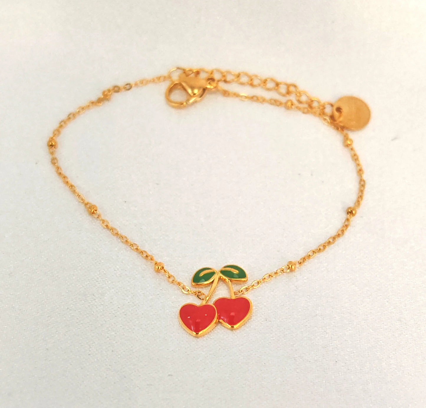 đ Lâesprit fruitĂ© qui fait toute la diffĂ©rence
Un bijou frais, espiÚgle et pétillant⊠comme un été à votre poignet.
Ce bracelet cerise est une dĂ©claration joyeuse Ă la lĂ©gĂšretĂ© et Ă la bonne humeur. ComposĂ© dâune fine chaĂźne en acier inoxydable et ornĂ© dâun pendentif cerise Ă©maillĂ© rouge, il mĂȘle Ă merveille finesse, couleur et originalitĂ©. Waterproof et rĂ©sistant, il se porte sans modĂ©ration, seul ou en accumulation, pour une touche acidulĂ©e Ă chaque mouvement.