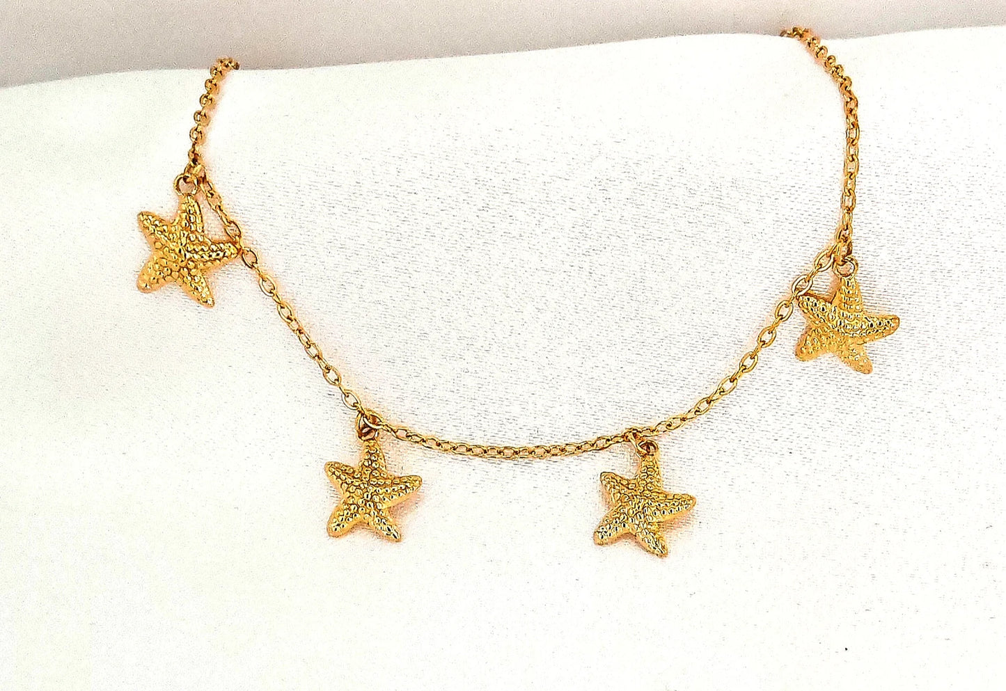 Laissez-vous transporter par la magie de l’océan avec ce bracelet chaîne de cheville en acier inoxydable orné de pampilles en forme d’étoile de mer. Ce bijou d’été allie élégance et fraîcheur marine, parfait pour apporter une touche bohème et lumineuse à vos pieds. Conçu en acier inoxydable, il résiste à l’eau et garde son éclat même après de nombreuses aventures au bord de la mer. De plus, ce bracelet est hypoallergénique, idéal pour les peaux sensibles qui souhaitent allier style et confort.