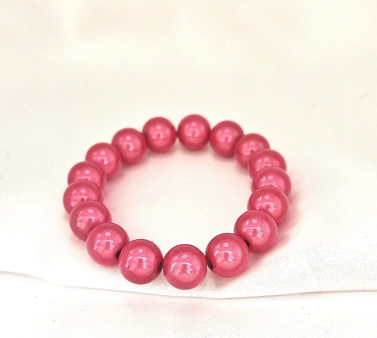 Laissez-vous emporter par la douceur de l’été avec ce bracelet élastique rétro, l’accessoire parfait pour illuminer vos journées ensoleillées.
Ce bracelet élastique rétro marie avec élégance des perles délicates au charme vintage, pour un look estival à la fois frais et authentique. Sa conception élastique garantit un ajustement parfait et confortable, s’adaptant à toutes les tailles de poignet sans effort. Fabriqué avec des matériaux résistants à l’eau et à l’usure, il vous accompagne partout, de la plage