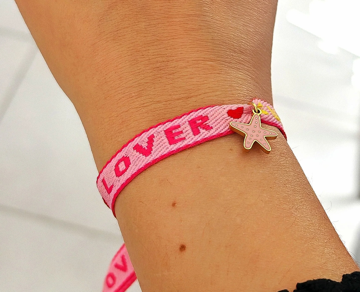 ✨ Créez un bijou à votre image
Un bracelet qui parle de vous, de vos souvenirs, de vos liens les plus précieux.
Ce bracelet tissu à personnaliser est bien plus qu’un simple accessoire — c’est une pièce unique que vous créez selon vos envies. Choisissez votre mot, votre tissu, vos pampilles (coeur, étoile, initiale, symbole…) et laissez parler votre cœur. Chaque bracelet est tissé à la main, avec soin et délicatesse, pour refléter pleinement votre personnalité ou celle de la personne à qui vous l’offrez.