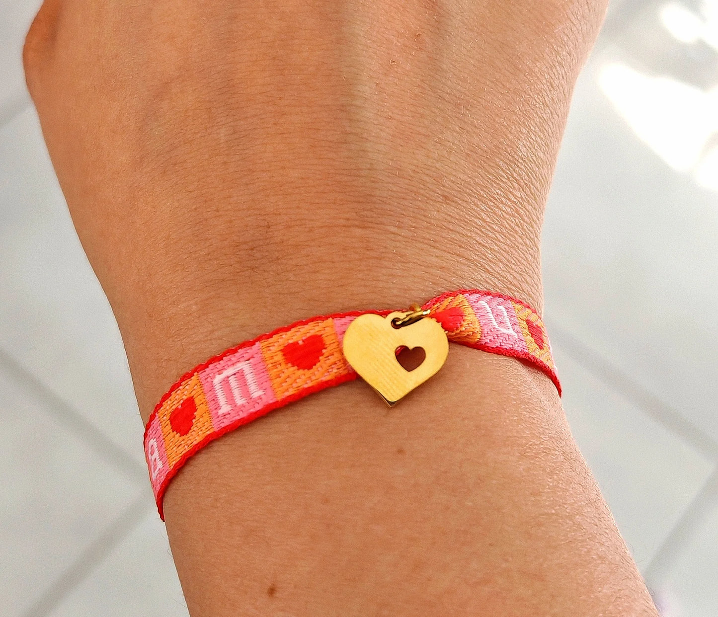 ✨ Créez un bijou à votre image
Un bracelet qui parle de vous, de vos souvenirs, de vos liens les plus précieux.
Ce bracelet tissu à personnaliser est bien plus qu’un simple accessoire — c’est une pièce unique que vous créez selon vos envies. Choisissez votre mot, votre tissu, vos pampilles (coeur, étoile, initiale, symbole…) et laissez parler votre cœur. Chaque bracelet est tissé à la main, avec soin et délicatesse, pour refléter pleinement votre personnalité ou celle de la personne à qui vous l’offrez.