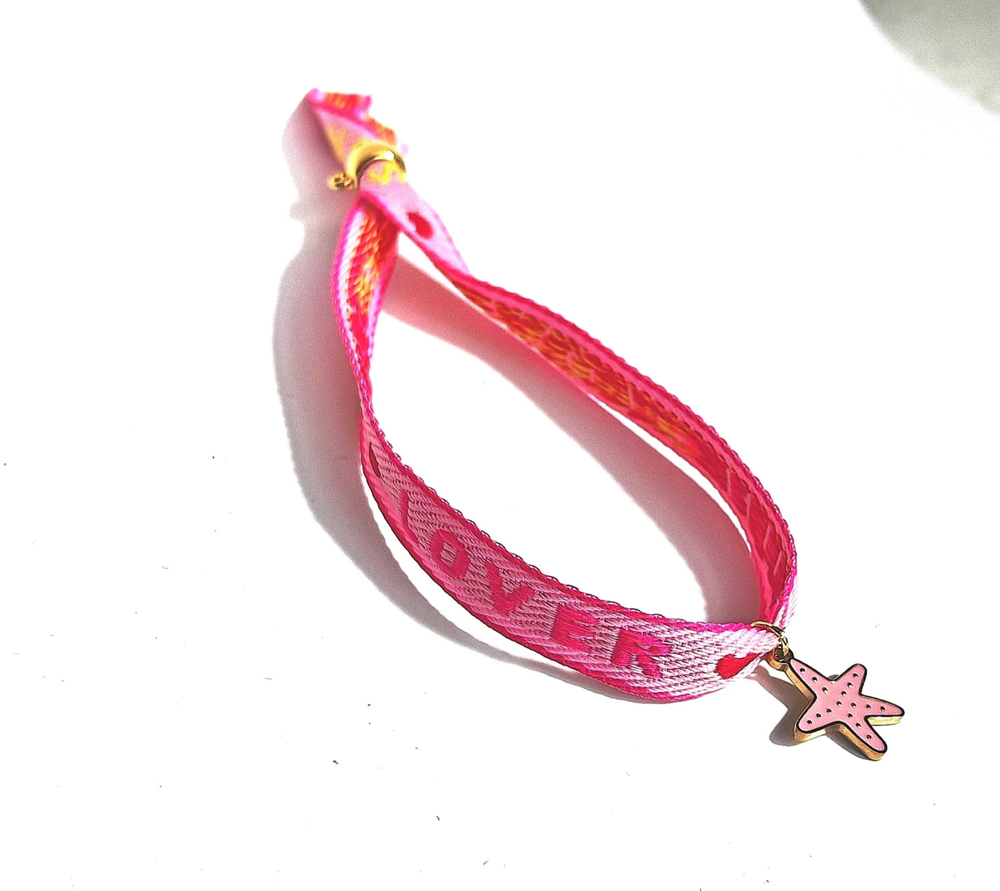 ✨ Créez un bijou à votre image
Un bracelet qui parle de vous, de vos souvenirs, de vos liens les plus précieux.
Ce bracelet tissu à personnaliser est bien plus qu’un simple accessoire — c’est une pièce unique que vous créez selon vos envies. Choisissez votre mot, votre tissu, vos pampilles (coeur, étoile, initiale, symbole…) et laissez parler votre cœur. Chaque bracelet est tissé à la main, avec soin et délicatesse, pour refléter pleinement votre personnalité ou celle de la personne à qui vous l’offrez.