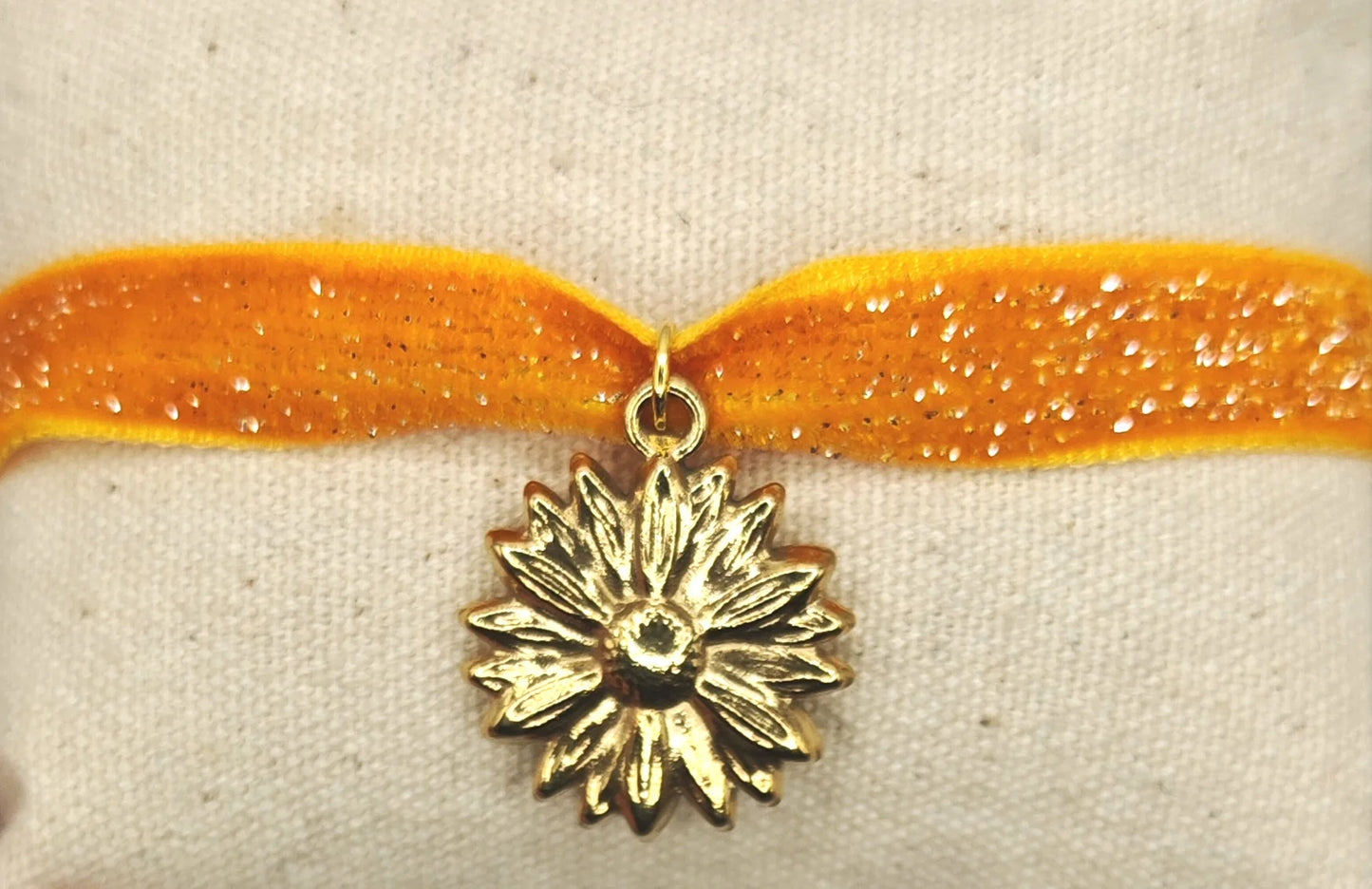 ✨ Créez un bijou à votre image
Un bracelet qui parle de vous, de vos souvenirs, de vos liens les plus précieux.
Ce bracelet tissu à personnaliser est bien plus qu’un simple accessoire — c’est une pièce unique que vous créez selon vos envies. Choisissez votre mot, votre tissu, vos pampilles (coeur, étoile, initiale, symbole…) et laissez parler votre cœur. Chaque bracelet est tissé à la main, avec soin et délicatesse, pour refléter pleinement votre personnalité ou celle de la personne à qui vous l’offrez.