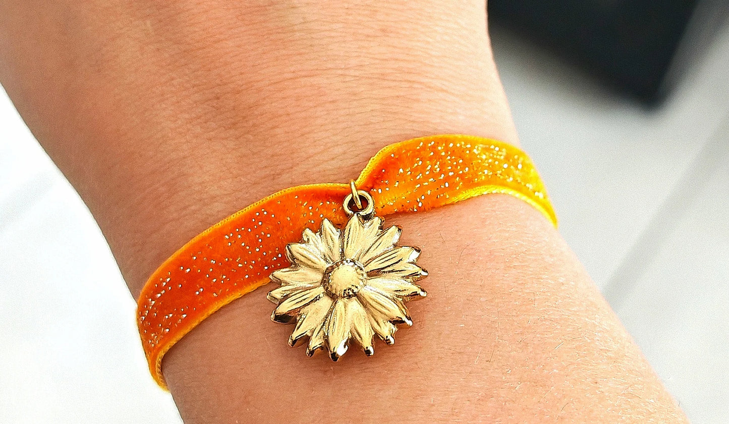 ✨ Créez un bijou à votre image
Un bracelet qui parle de vous, de vos souvenirs, de vos liens les plus précieux.
Ce bracelet tissu à personnaliser est bien plus qu’un simple accessoire — c’est une pièce unique que vous créez selon vos envies. Choisissez votre mot, votre tissu, vos pampilles (coeur, étoile, initiale, symbole…) et laissez parler votre cœur. Chaque bracelet est tissé à la main, avec soin et délicatesse, pour refléter pleinement votre personnalité ou celle de la personne à qui vous l’offrez.