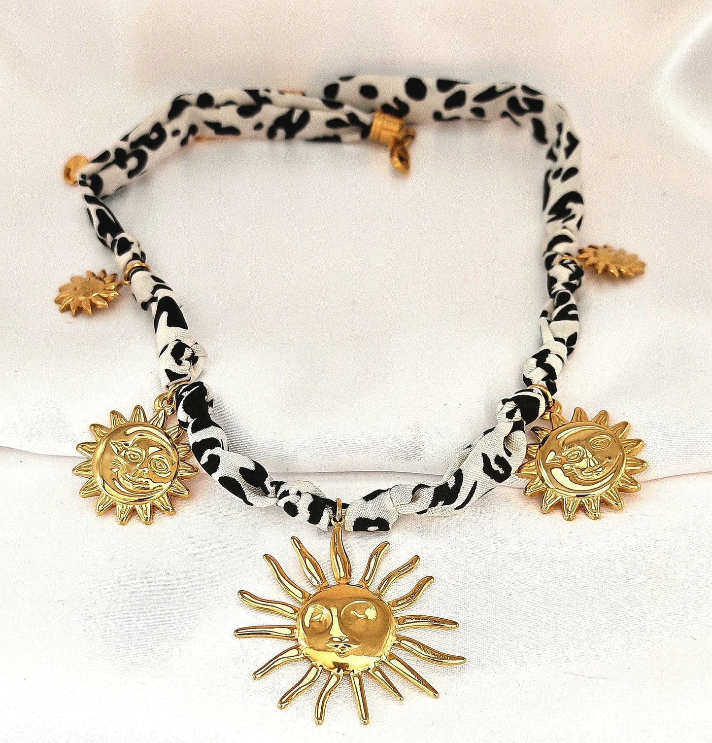 Un collier qui respire la liberté, la couleur… et la joie de vivre.
Ce collier en tissu multicolore , orné de pampilles en acier inoxydable , est la pièce parfaite pour sublimer un look avec originalité et douceur. Chaque pampille capte la lumière avec élégance, tandis que le tissu apporte confort et souplesse — un bijou vibrant à porter tous les jours ou pour rehausser une tenue estivale.
✨ Pourquoi vous allez l'adorer :
Couleurs vibrantes – Pour une allure joyeuse et pleine de vie
Pampilles en acier i