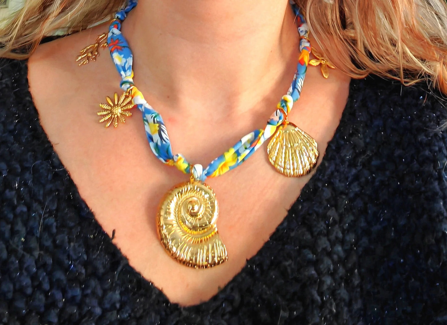 Un collier qui respire la liberté, la couleur… et la joie de vivre.
Ce collier en tissu multicolore , orné de pampilles en acier inoxydable , est la pièce parfaite pour sublimer un look avec originalité et douceur. Chaque pampille capte la lumière avec élégance, tandis que le tissu apporte confort et souplesse — un bijou vibrant à porter tous les jours ou pour rehausser une tenue estivale.