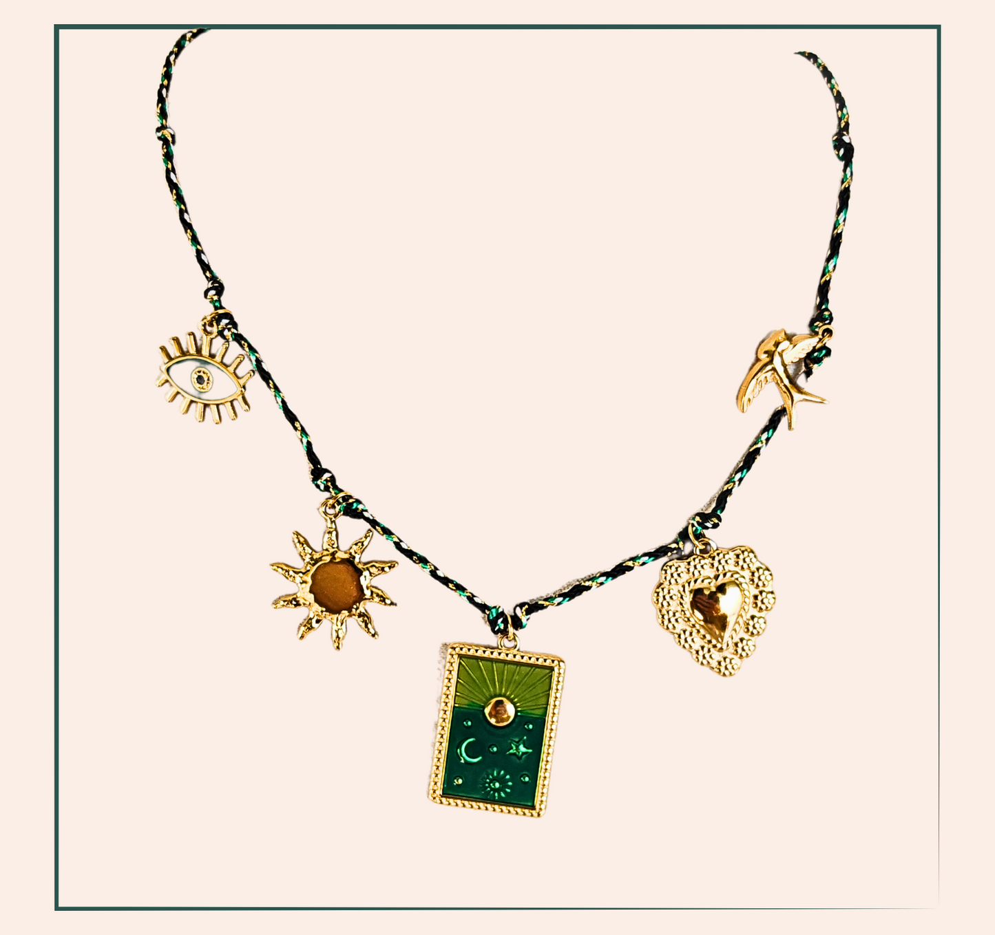 Collier Fantaisie Sonia - acier inoxydable Vous cherchez un bijou fantaisie coloré pour apporter à sublimer votre tenue ? Découvrez le Collier Sonia avec ses pampilles en acier inoxydable hypoallergénique . Ajoutez une touche d'élégance à votre tenue tout en ayant la certitude de ne pas avoir de réactions allergiques . Profitez de ce collier durable et chic au quotidien.