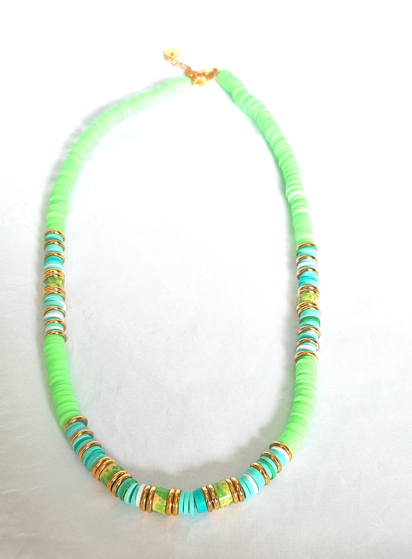 Ce collier associe la finesse des perles japonaises multicolores à la brillance de l’acier inoxydable pour un résultat léger, joyeux et résolument tendance. Les perles délicates apportent une touche artisanale et estivale, tandis que l’acier inoxydable garantit une excellente durabilité : il ne noircit pas, résiste à l’eau et ne craint pas la vie active.
Son design fun et coloré en fait l’accessoire idéal pour donner du pep’s à vos tenues de plage, vos looks bohèmes ou vos basiques du quotidien.