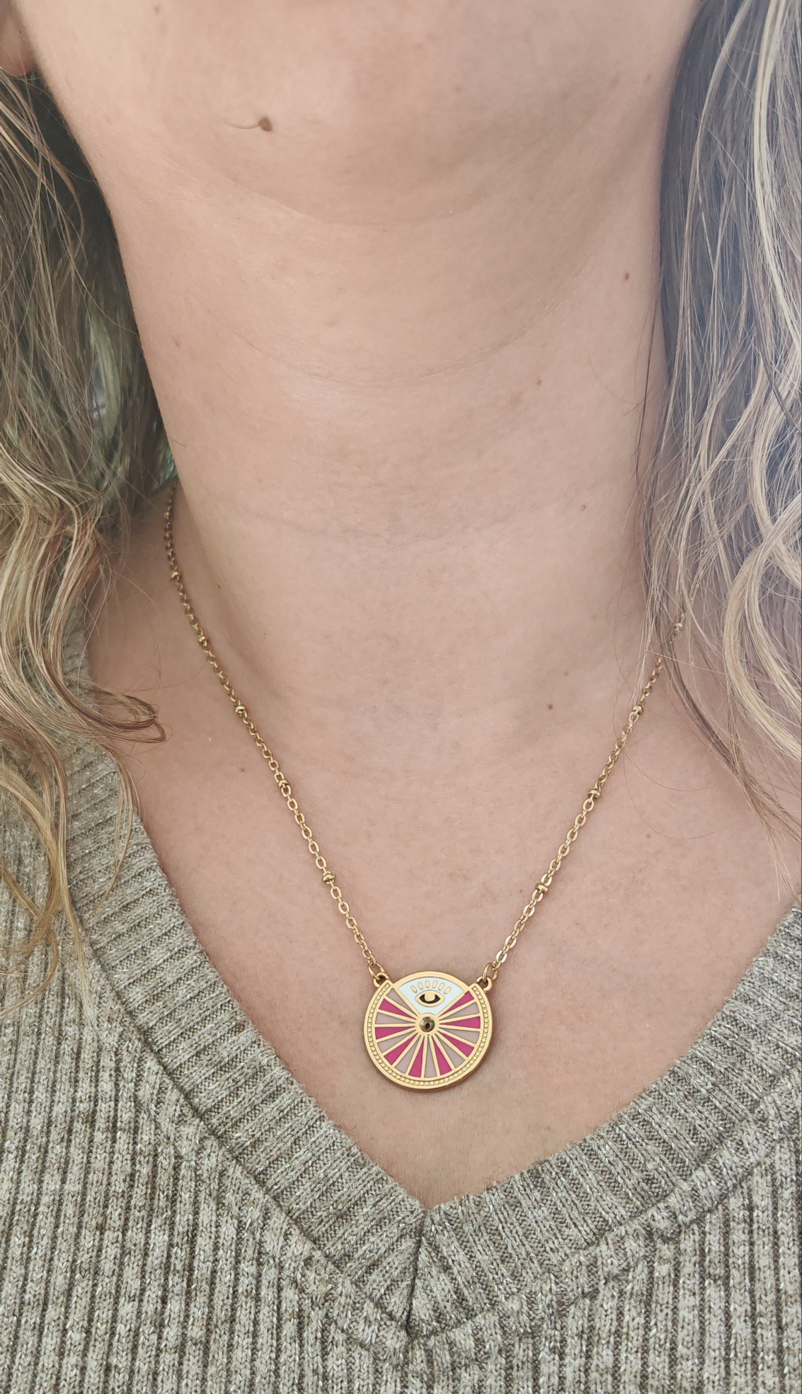 Collier Aria - acier inoxydable Ce collier Aria est conçu avec un design unique en forme de rond, orné d'un œil en acier inoxydable . Avec sa qualité supérieure et son style élégant, il ajoutera une touche de sophistication à n'importe quelle tenue. Fabriqué avec des matériaux de première qualité, ce collier vous assure durabilité et résistance pour un usage quotidien. Parfait pour tous les amateurs de mode .