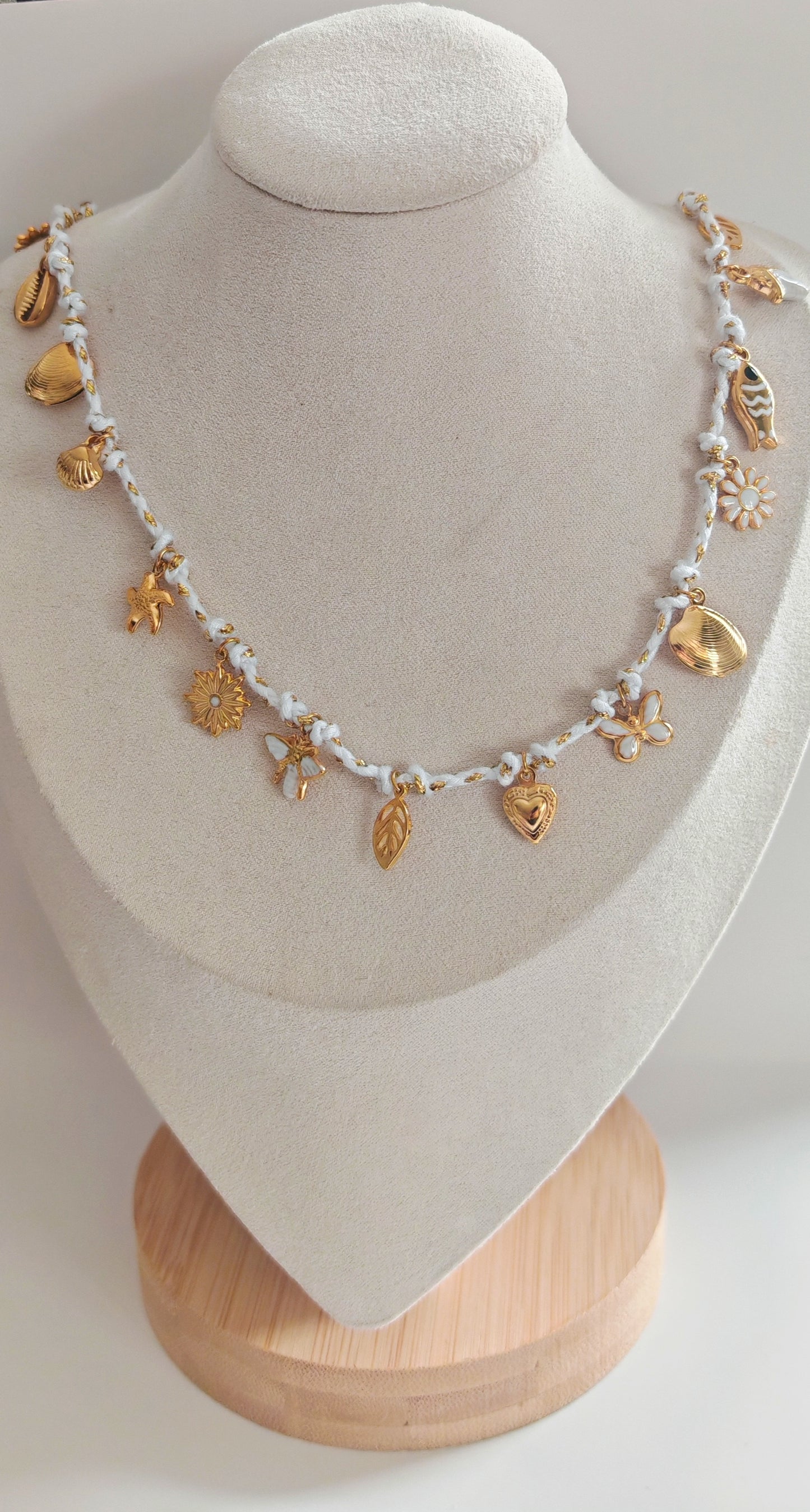 Collier fantaisie Pauline - acier inoxydable Le Collier Pauline en acier inoxydable est tendance. Avec ses pampilles colorées cela apporte un élan printanier . Ce bijou est à la fois du fun et de la fantaisie . Profitez de ses avantages sans souci car l'acier est hypoallergénique et offrez à vous une touche de fantaisie à votre style